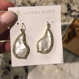Brand new Kendra Scott Tulip Gold Drop Earring!